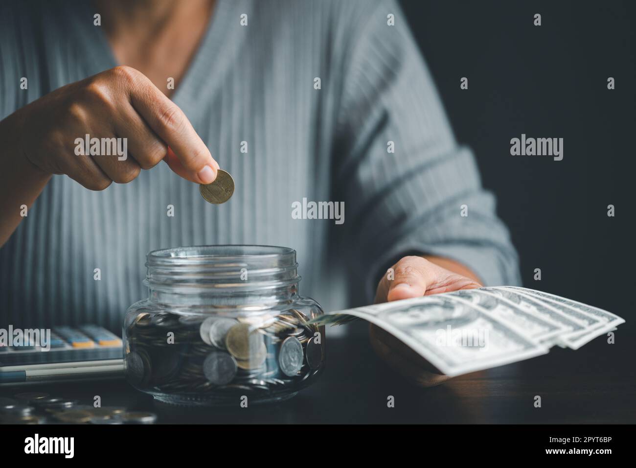 Concetto di finanziamento di investimento di risparmio bancario. Pila di monete con la banca del piggy sul tavolo. Crescita del prestito e dell'idea di business di investimento. Gestione delle risorse, Foto Stock