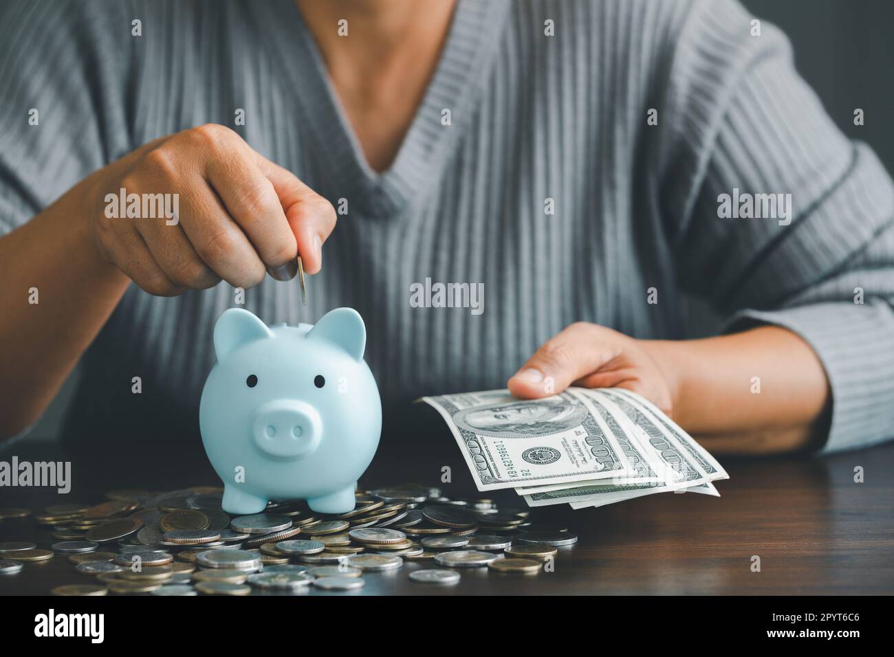 Concetto di finanziamento di investimento di risparmio bancario. Pila di monete con la banca del piggy sul tavolo. Crescita del prestito e dell'idea di business di investimento. Gestione delle risorse, Foto Stock