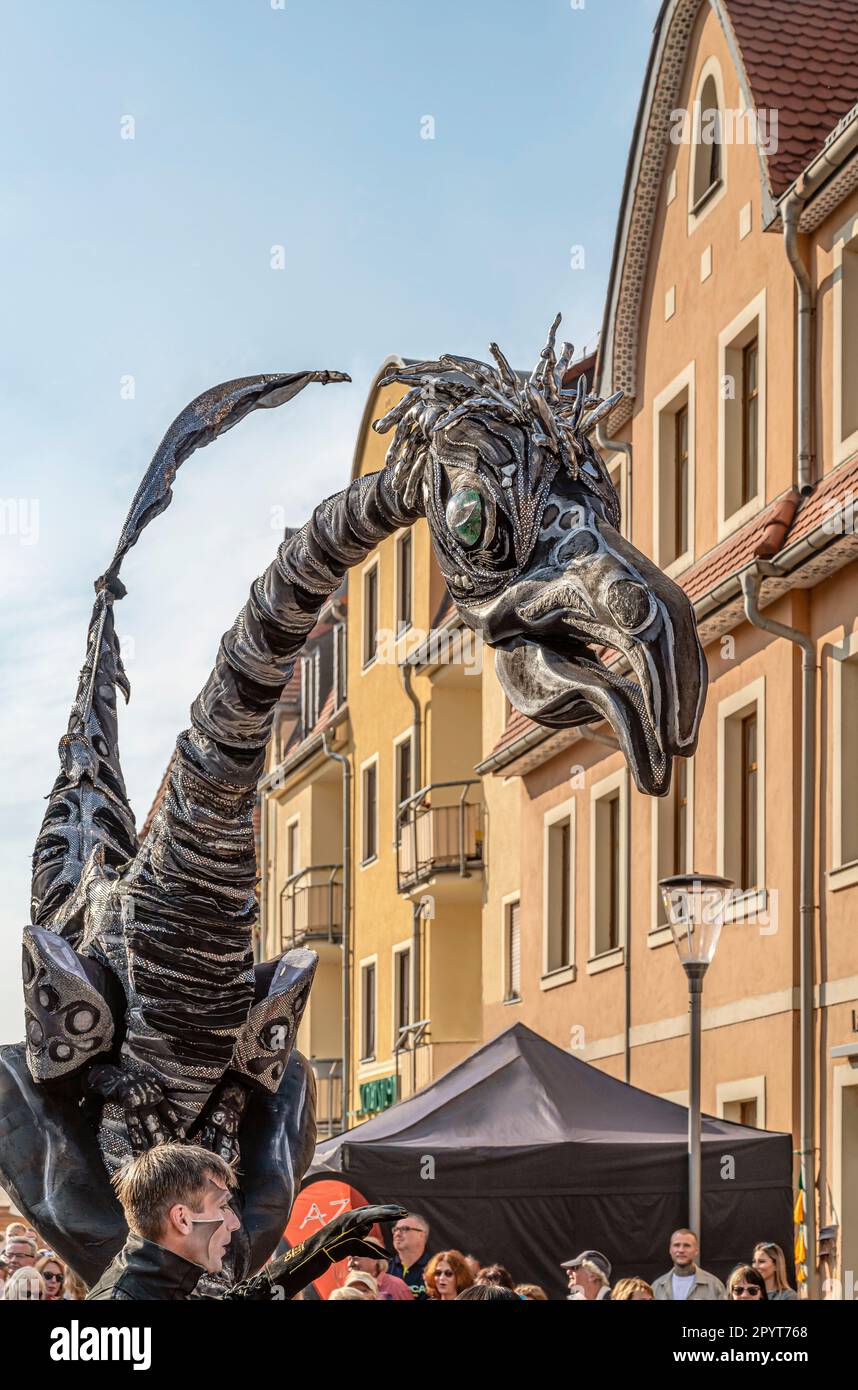 Spettacolo di strada dei giganti preistorici durante l'autunno 30th e il festival del vino Radebeul, Sassonia, Germania Foto Stock