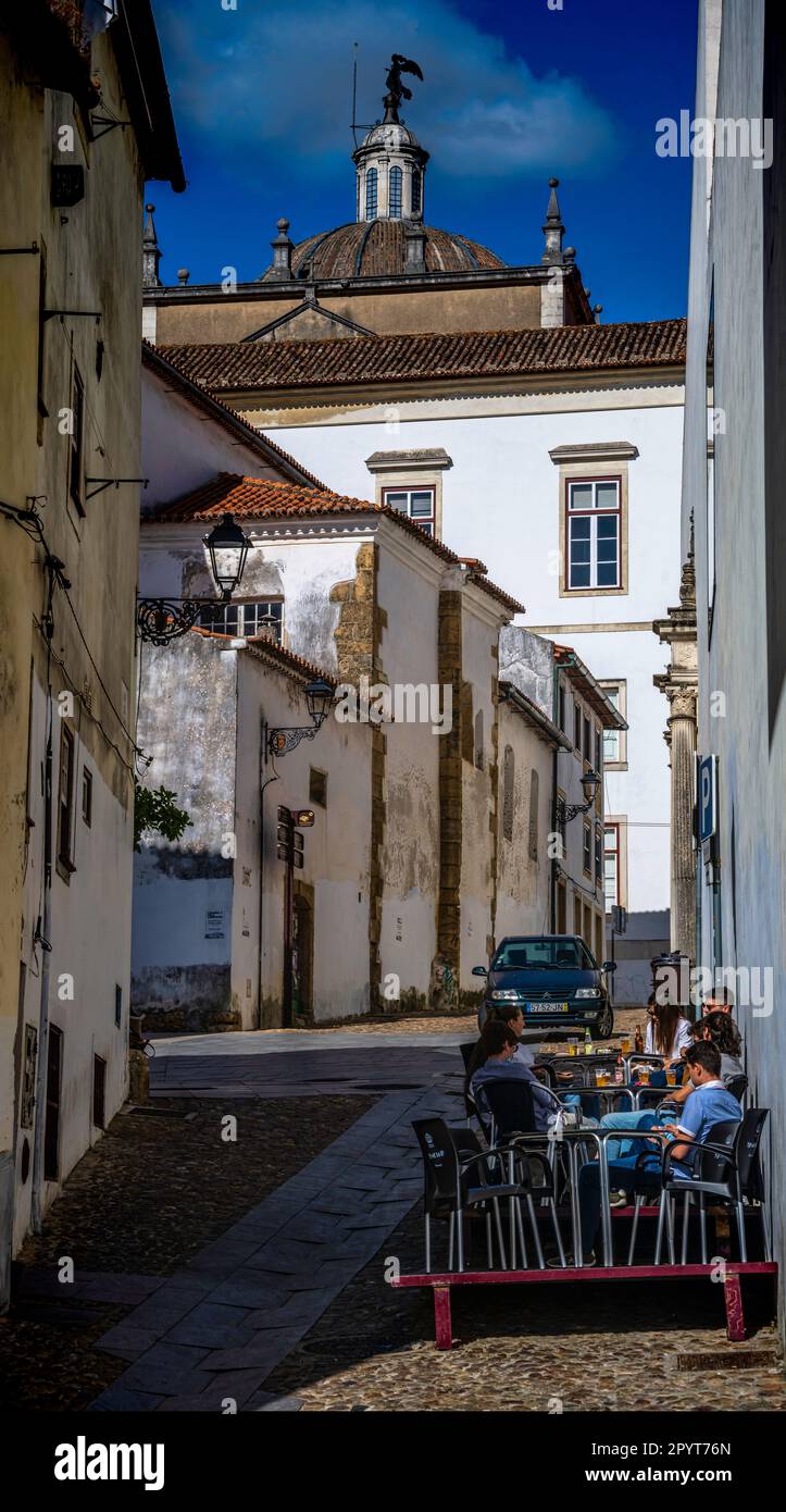 Terrazza bar nella strada nel centro storico di Coimbra, Portogallo Foto Stock