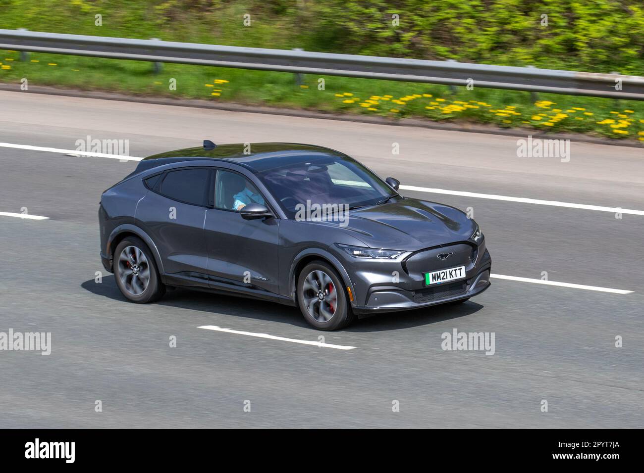 2021 Ford Mustang Mach-e FST ed Xrng AWD 351 AWD Electric 99Kwh Grey Car SUV Elettricità 258 kW; viaggiando sull'autostrada M61, Regno Unito Foto Stock