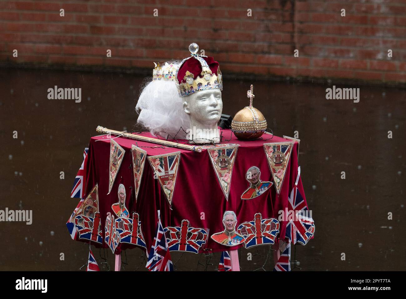 Maidenhead, Berkshire, Regno Unito. 5th maggio, 2023. Un artista che va con il nome di Maidsy ha messo un pezzo di stravagante opera d'arte galleggiante di Coronation sul canale navigabile di Maidenhead nel Berkshire come tributo a re Charles davanti all'incoronazione di domani. Questa mattina a Maidenhead si è verificato un rovesci torrenziali e ci si aspetta un'ulteriore pioggia pesante sia oggi che domani. Credit: Maureen McLean/Alamy Live News Foto Stock