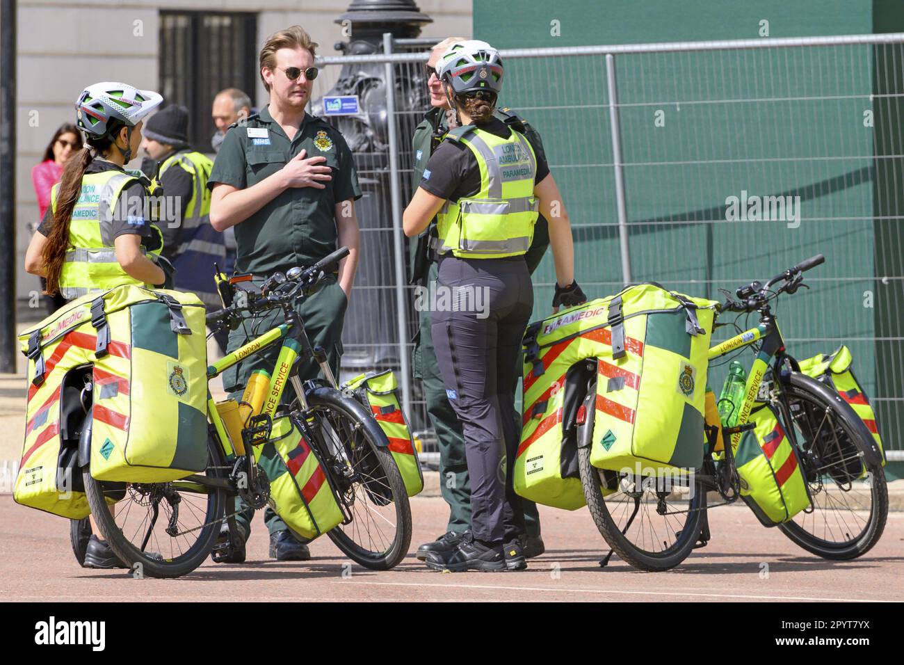 Londra, Inghilterra, Regno Unito. London Ambulance Service Cycle Responders - paramedica sulle biciclette - nel Mall durante i preparativi per l'incoronazione, aprile 20 Foto Stock