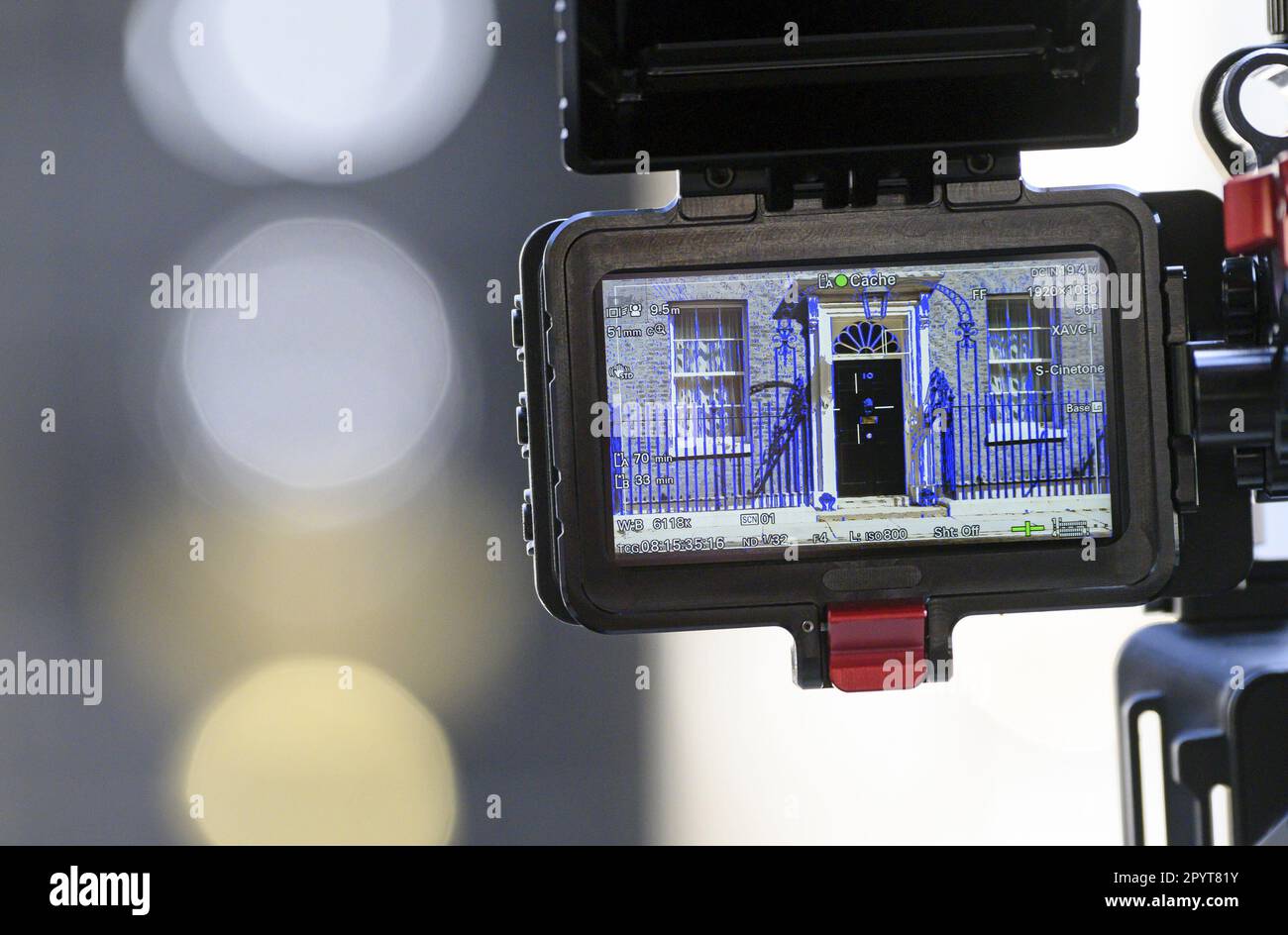Londra, Inghilterra, Regno Unito. La porta di 10 Downing Street visto attraverso il mirino di una telecamera Foto Stock