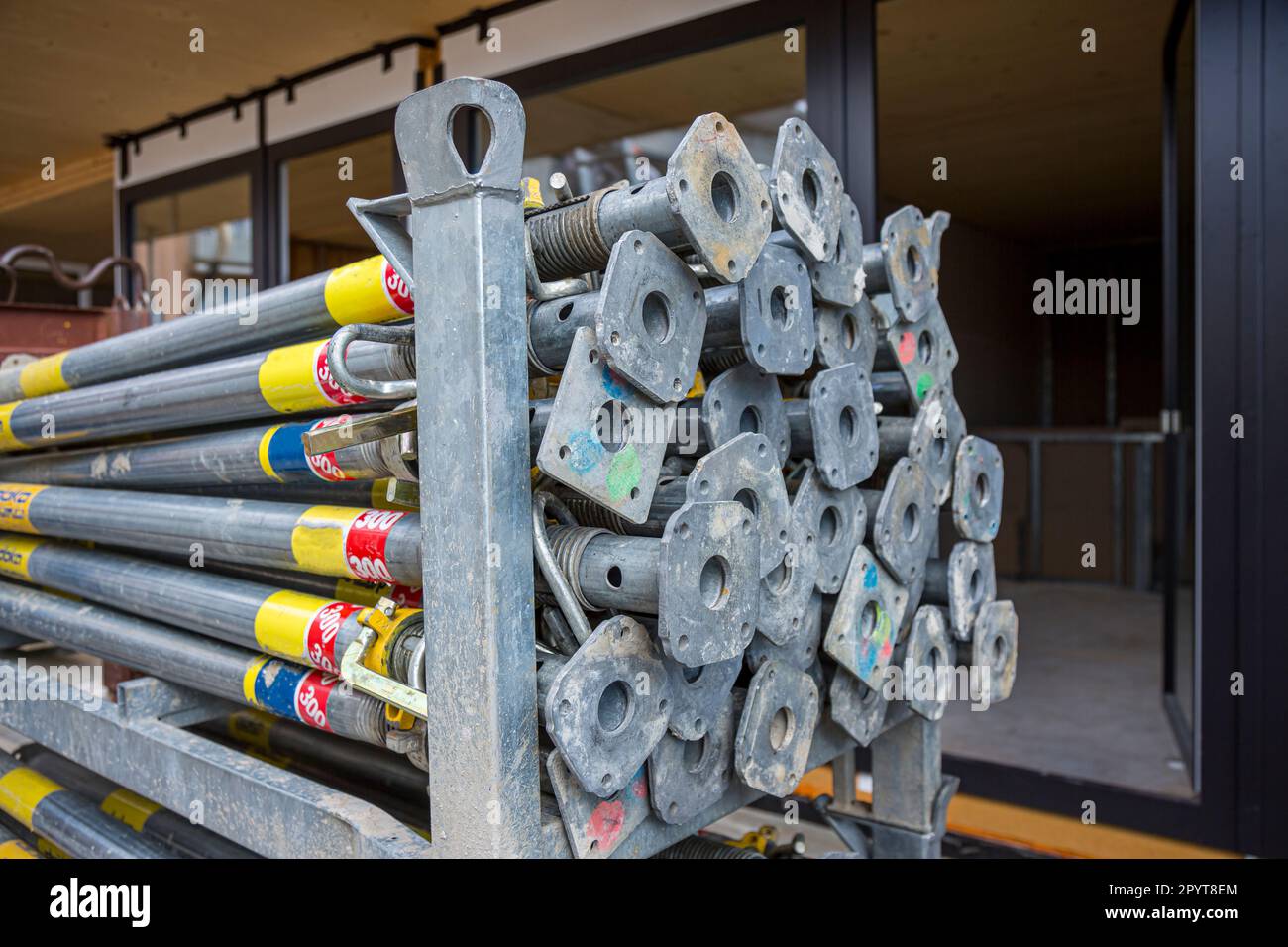 Pile di ponteggi usati che possono essere riassemblate in cantiere. Foto Stock