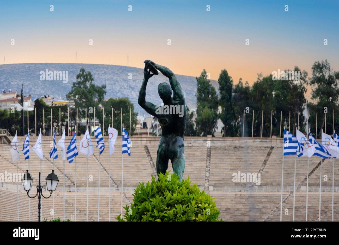Vista dalla classica Atene con lo stadio Panathenaico (1st Giochi olimpici alle 1896:00) e la statua del discobolo che si erge di fronte ad esso. Grecia Foto Stock