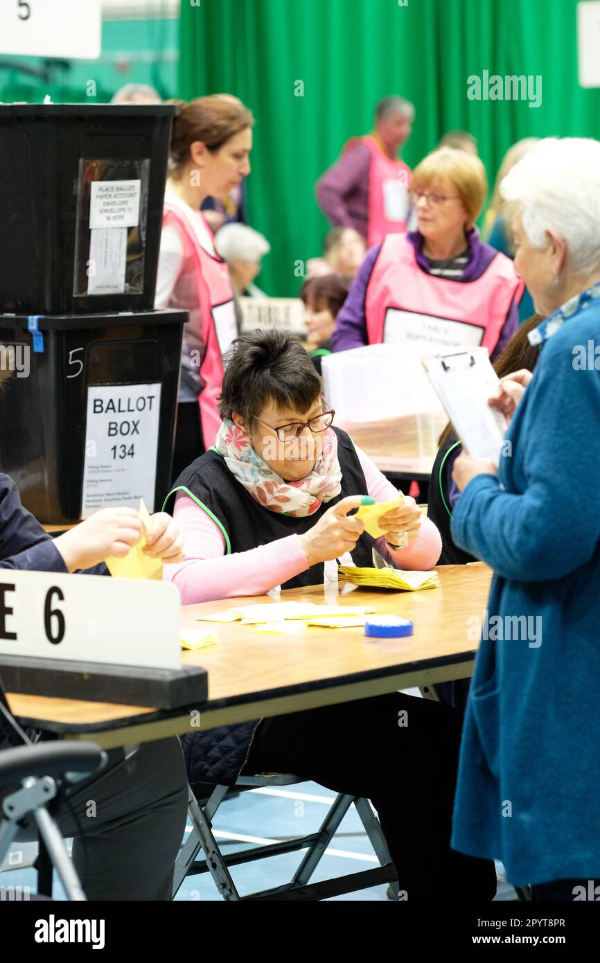 Hereford, Herefordshire, Regno Unito – Venerdì 5th maggio 2023 – il personale delle elezioni conta i voti a Hereford dopo le elezioni locali di ieri in Inghilterra. In tutta l'Inghilterra oltre 8.000 seggi locali sono stati contesi in 230 consigli. Foto Steven Maggio / Alamy Live News Foto Stock