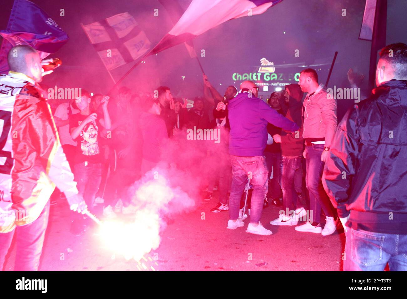 Napoli, Italia. 04th maggio, 2023. I tifosi di Napoli festeggiano la vittoria di campionato alla fine della partita tra SSC Napoli e Udinese Calcio il 4 2023 maggio a Napoli . Credit: Marco Canoniero/Alamy Live News Foto Stock