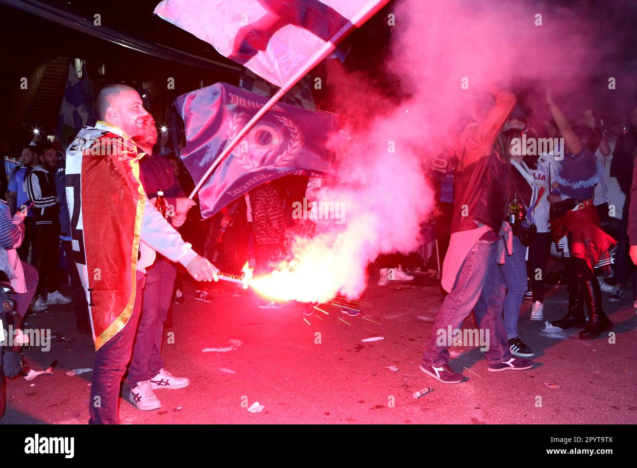 Napoli, Italia. 04th maggio, 2023. I tifosi di Napoli festeggiano la vittoria di campionato alla fine della partita tra SSC Napoli e Udinese Calcio il 4 2023 maggio a Napoli . Credit: Marco Canoniero/Alamy Live News Foto Stock