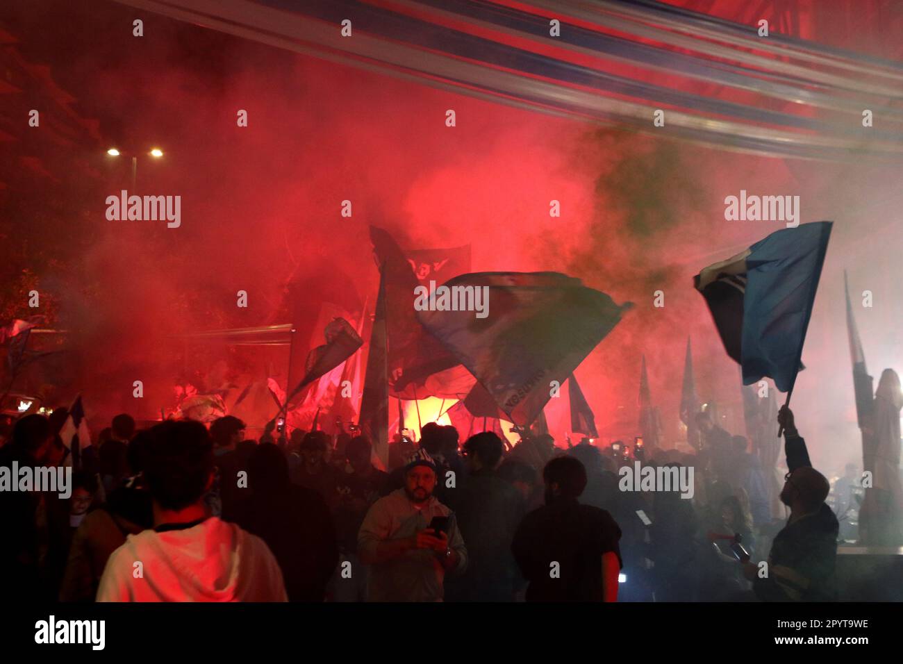 Napoli, Italia. 04th maggio, 2023. I tifosi di Napoli festeggiano la vittoria di campionato alla fine della partita tra SSC Napoli e Udinese Calcio il 4 2023 maggio a Napoli . Credit: Marco Canoniero/Alamy Live News Foto Stock