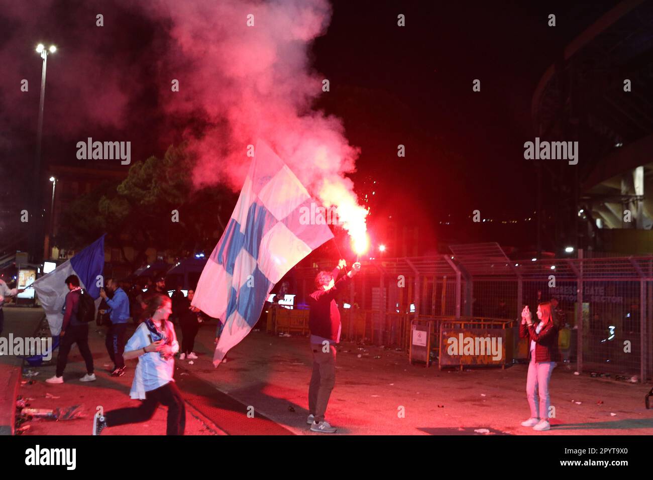 Napoli, Italia. 04th maggio, 2023. I tifosi di Napoli festeggiano la vittoria di campionato alla fine della partita tra SSC Napoli e Udinese Calcio il 4 2023 maggio a Napoli . Credit: Marco Canoniero/Alamy Live News Foto Stock