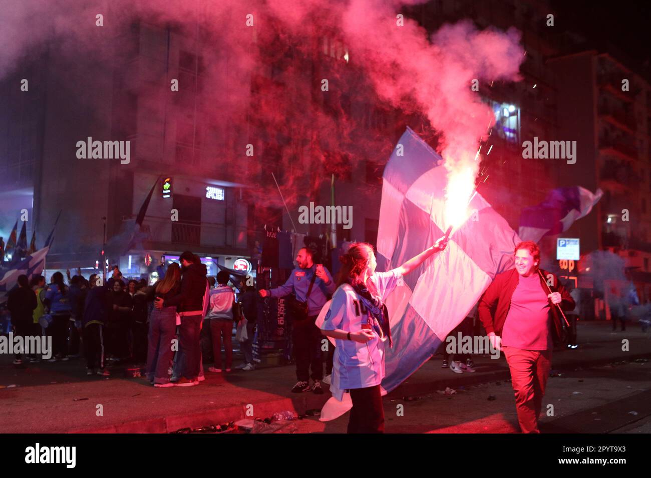 Napoli, Italia. 04th maggio, 2023. I tifosi di Napoli festeggiano la vittoria di campionato alla fine della partita tra SSC Napoli e Udinese Calcio il 4 2023 maggio a Napoli . Credit: Marco Canoniero/Alamy Live News Foto Stock