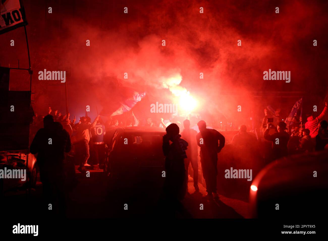 Napoli, Italia. 04th maggio, 2023. I tifosi di Napoli festeggiano la vittoria di campionato alla fine della partita tra SSC Napoli e Udinese Calcio il 4 2023 maggio a Napoli . Credit: Marco Canoniero/Alamy Live News Foto Stock