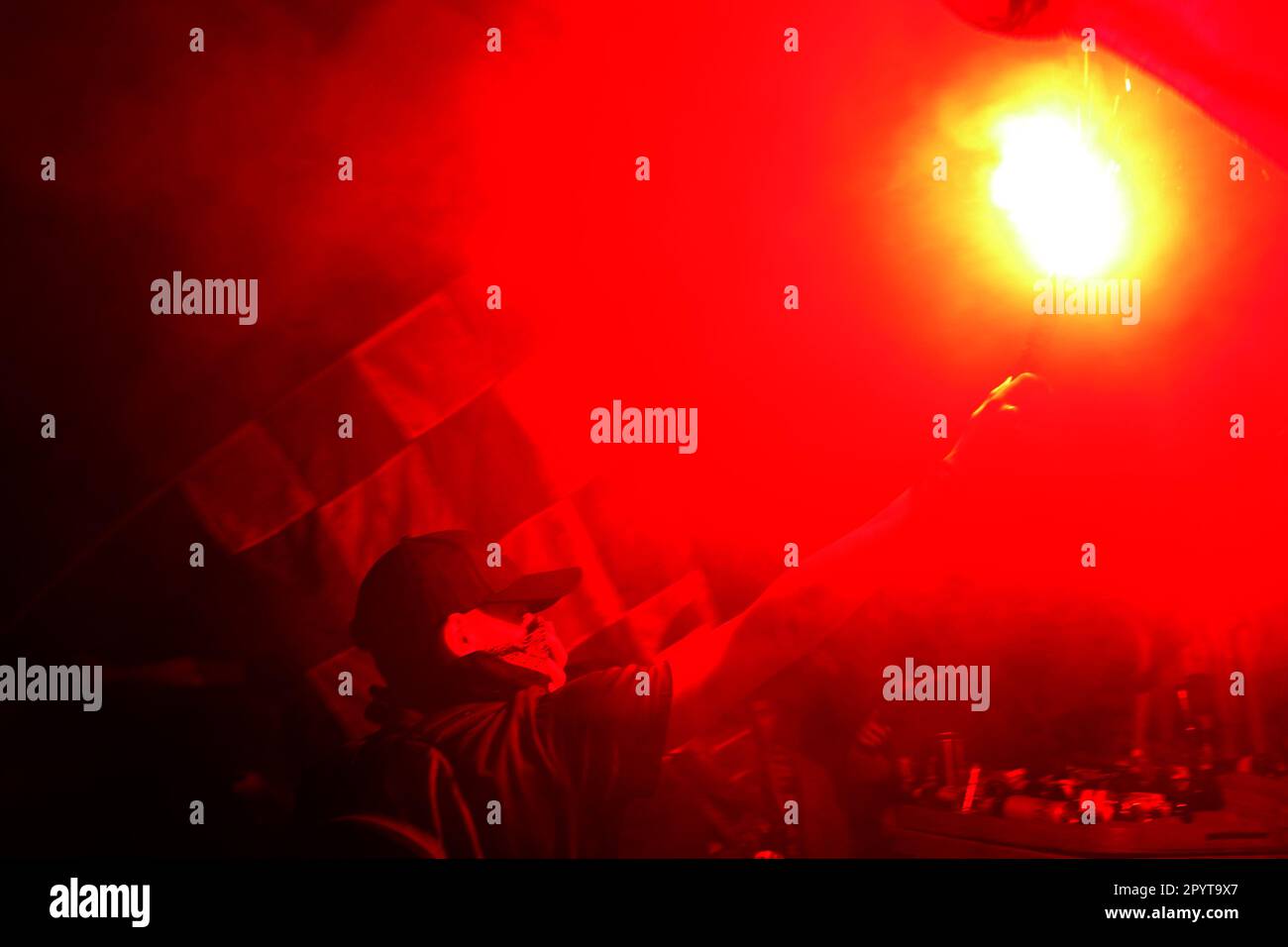 Napoli, Italia. 04th maggio, 2023. I tifosi di Napoli festeggiano la vittoria di campionato alla fine della partita tra SSC Napoli e Udinese Calcio il 4 2023 maggio a Napoli . Credit: Marco Canoniero/Alamy Live News Foto Stock