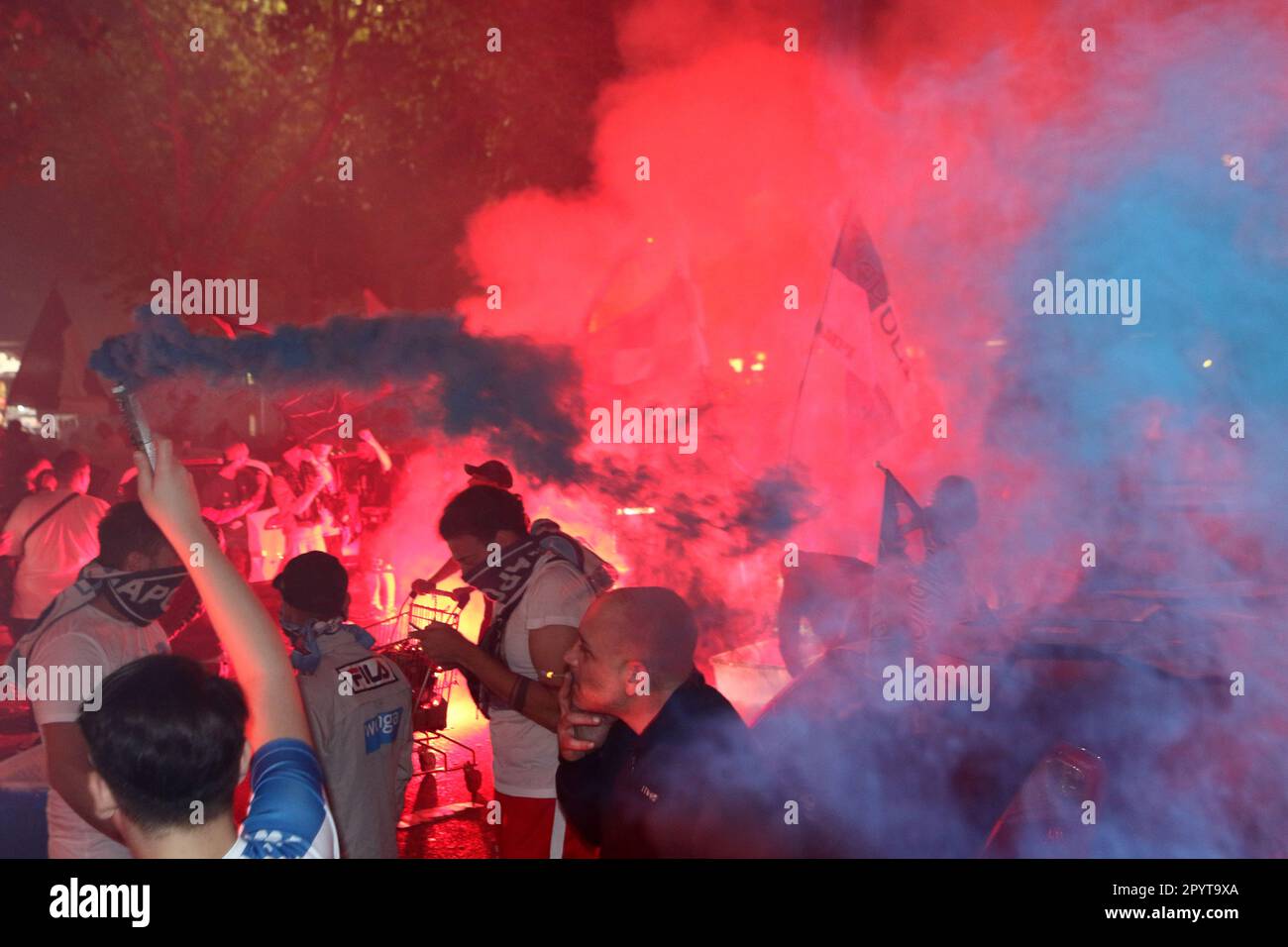 Napoli, Italia. 04th maggio, 2023. I tifosi di Napoli festeggiano la vittoria di campionato alla fine della partita tra SSC Napoli e Udinese Calcio il 4 2023 maggio a Napoli . Credit: Marco Canoniero/Alamy Live News Foto Stock