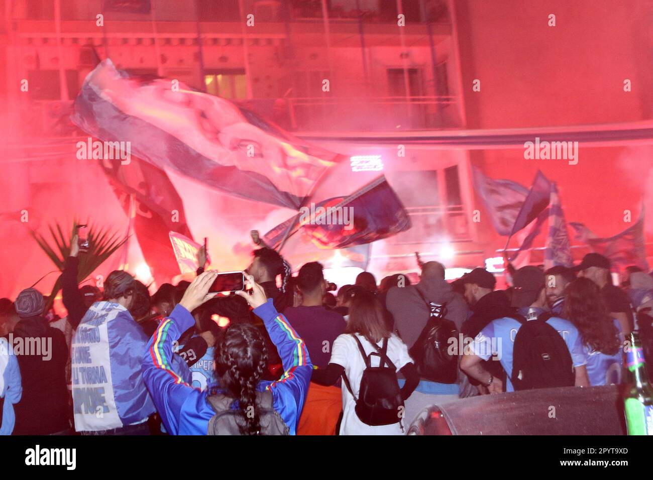 Napoli, Italia. 04th maggio, 2023. I tifosi di Napoli festeggiano la vittoria di campionato alla fine della partita tra SSC Napoli e Udinese Calcio il 4 2023 maggio a Napoli . Credit: Marco Canoniero/Alamy Live News Foto Stock