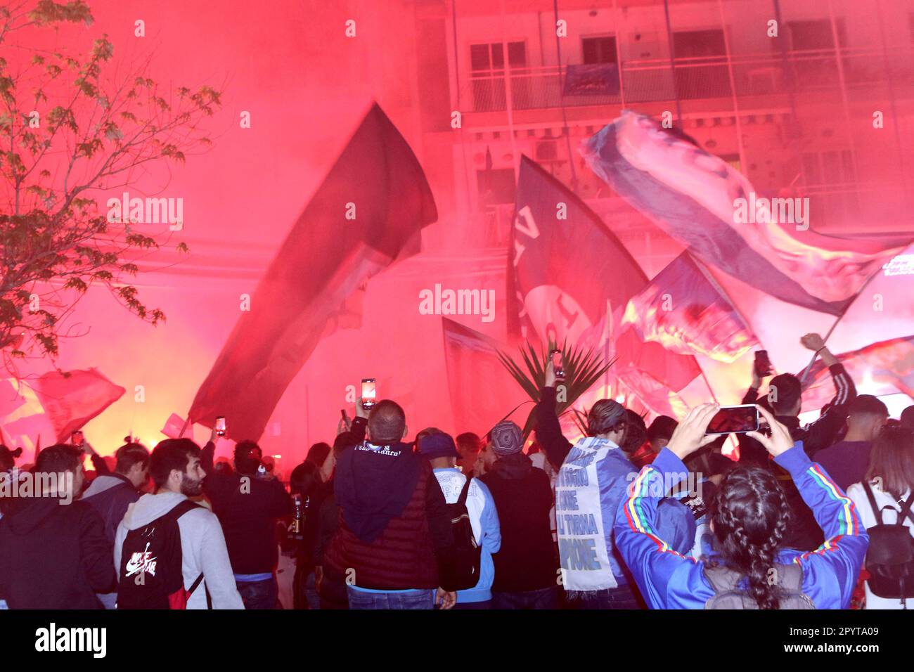 Napoli, Italia. 04th maggio, 2023. I tifosi di Napoli festeggiano la vittoria di campionato alla fine della partita tra SSC Napoli e Udinese Calcio il 4 2023 maggio a Napoli . Credit: Marco Canoniero/Alamy Live News Foto Stock