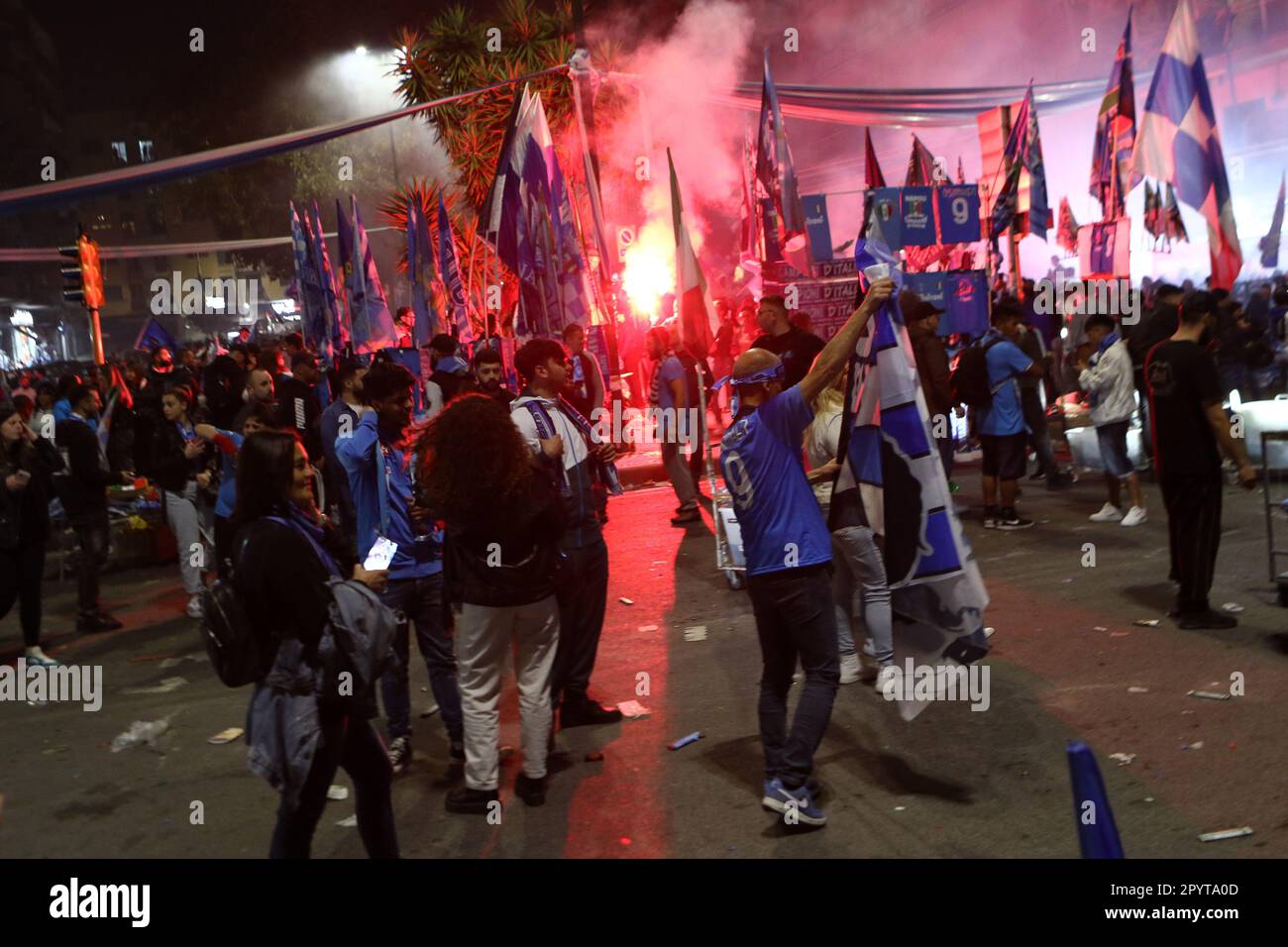 Napoli, Italia. 04th maggio, 2023. I tifosi di Napoli festeggiano la vittoria di campionato alla fine della partita tra SSC Napoli e Udinese Calcio il 4 2023 maggio a Napoli . Credit: Marco Canoniero/Alamy Live News Foto Stock
