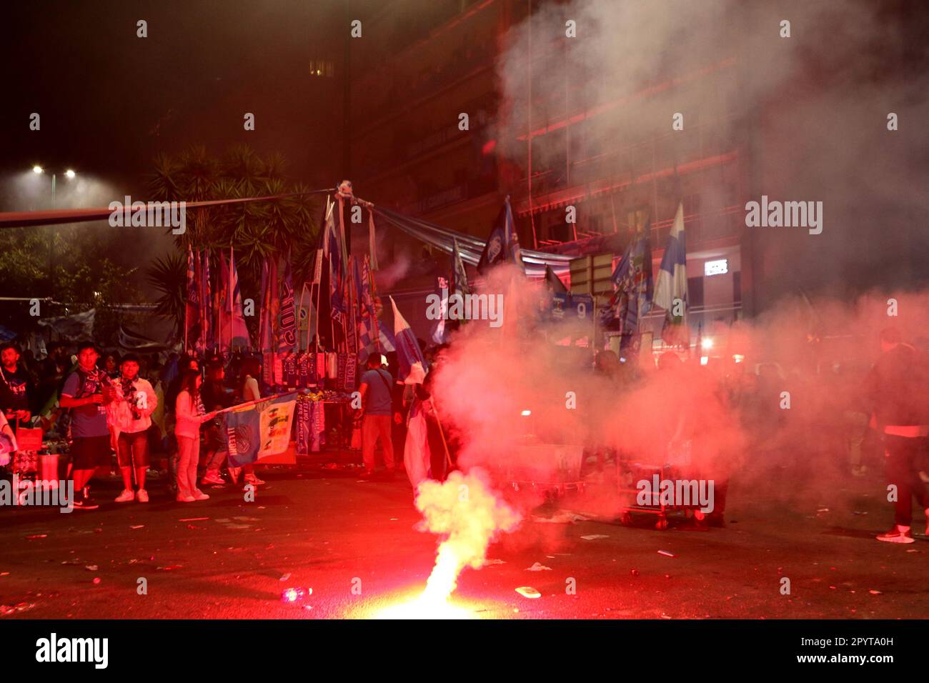 Napoli, Italia. 04th maggio, 2023. I tifosi di Napoli festeggiano la vittoria di campionato alla fine della partita tra SSC Napoli e Udinese Calcio il 4 2023 maggio a Napoli . Credit: Marco Canoniero/Alamy Live News Foto Stock