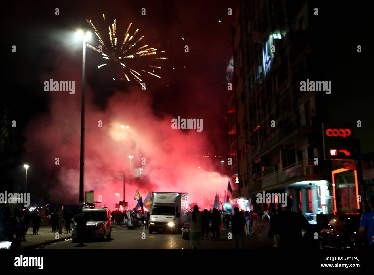 Napoli, Italia. 04th maggio, 2023. I tifosi di Napoli festeggiano la vittoria di campionato alla fine della partita tra SSC Napoli e Udinese Calcio il 4 2023 maggio a Napoli . Credit: Marco Canoniero/Alamy Live News Foto Stock