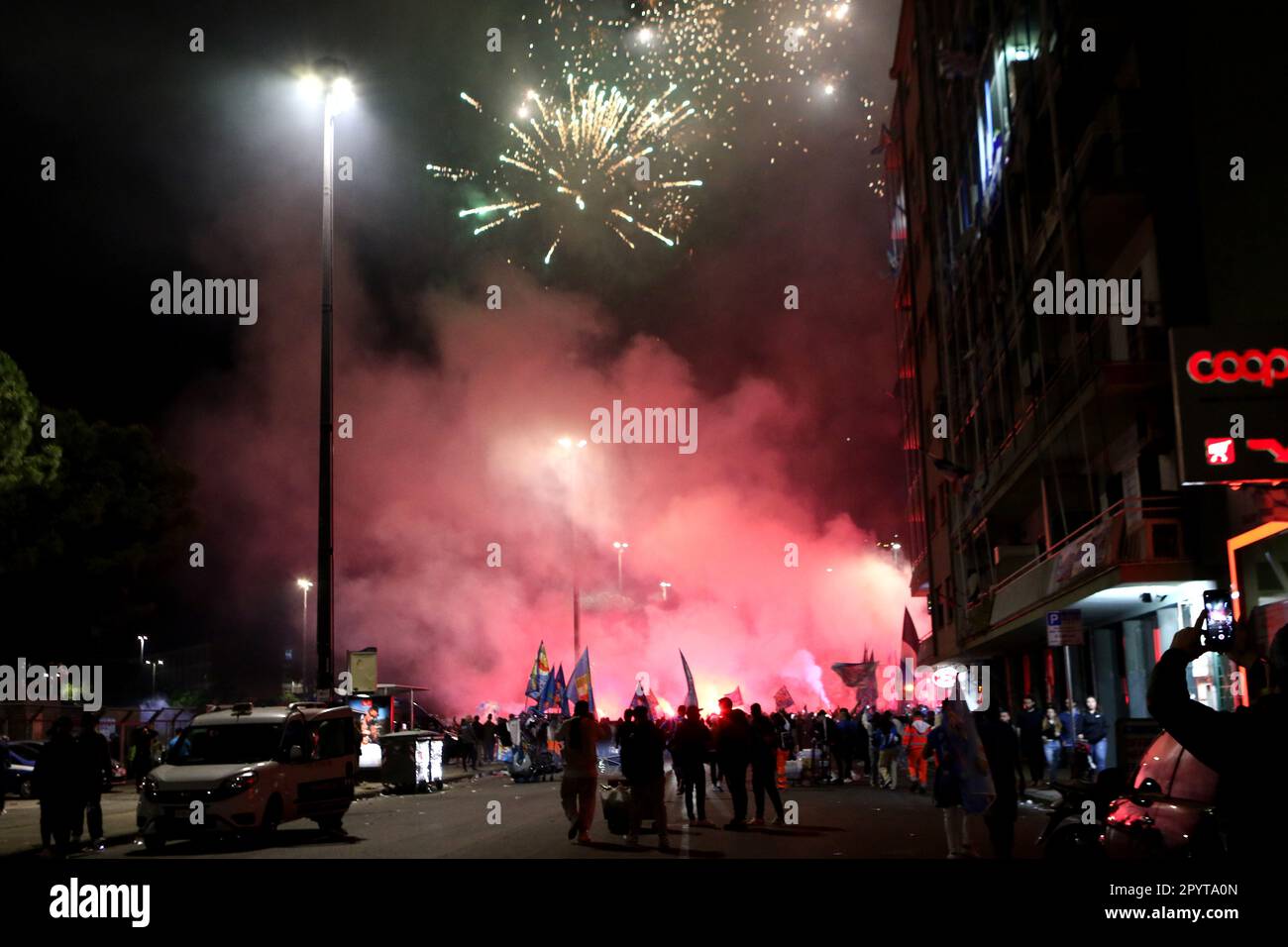 Napoli, Italia. 04th maggio, 2023. I tifosi di Napoli festeggiano la vittoria di campionato alla fine della partita tra SSC Napoli e Udinese Calcio il 4 2023 maggio a Napoli . Credit: Marco Canoniero/Alamy Live News Foto Stock