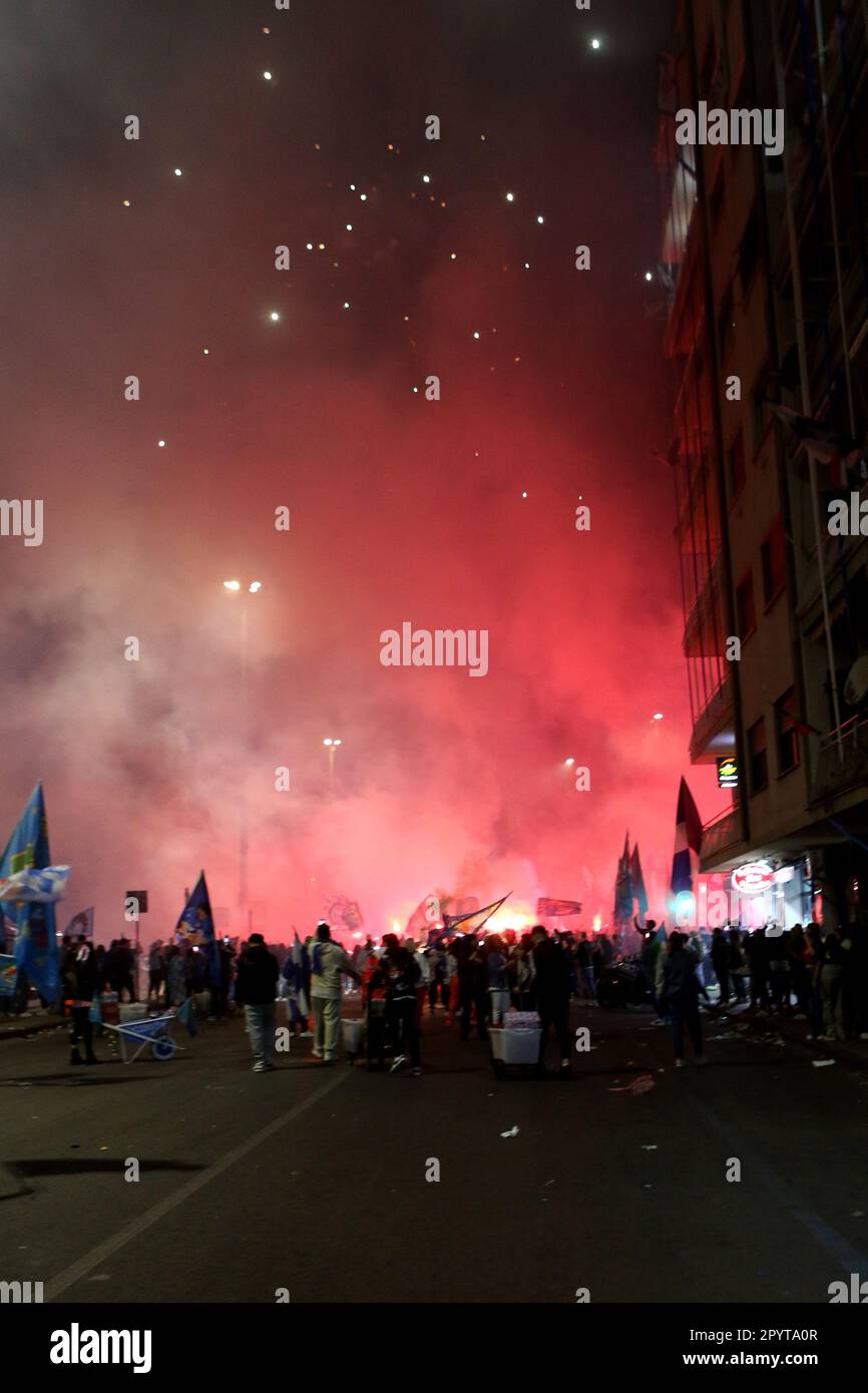 Napoli, Italia. 04th maggio, 2023. I tifosi di Napoli festeggiano la vittoria di campionato alla fine della partita tra SSC Napoli e Udinese Calcio il 4 2023 maggio a Napoli . Credit: Marco Canoniero/Alamy Live News Foto Stock