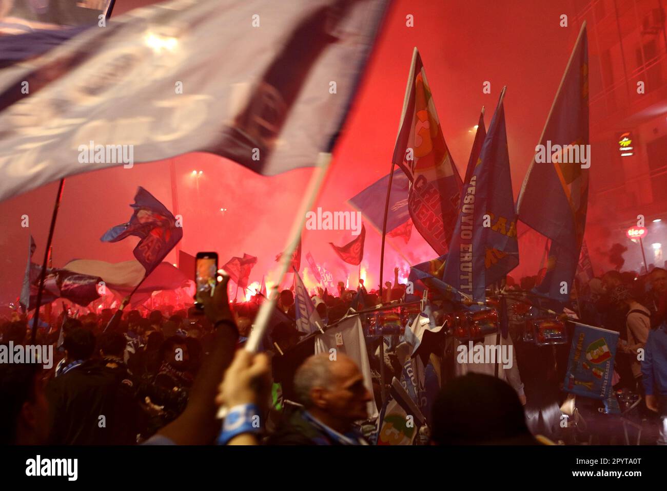 Napoli, Italia. 04th maggio, 2023. I tifosi di Napoli festeggiano la vittoria di campionato alla fine della partita tra SSC Napoli e Udinese Calcio il 4 2023 maggio a Napoli . Credit: Marco Canoniero/Alamy Live News Foto Stock
