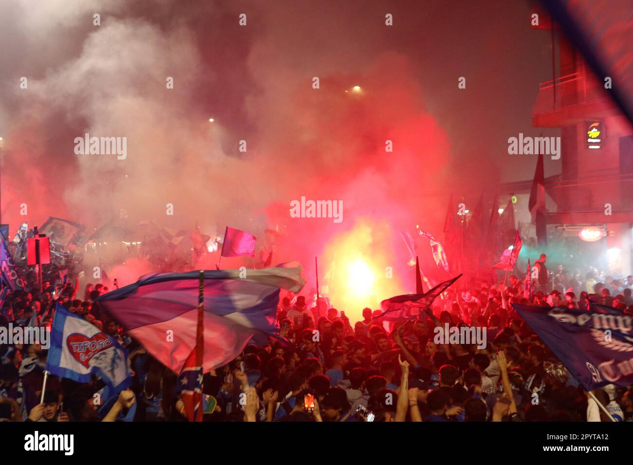 Napoli, Italia. 04th maggio, 2023. I tifosi di Napoli festeggiano la vittoria di campionato alla fine della partita tra SSC Napoli e Udinese Calcio il 4 2023 maggio a Napoli . Credit: Marco Canoniero/Alamy Live News Foto Stock