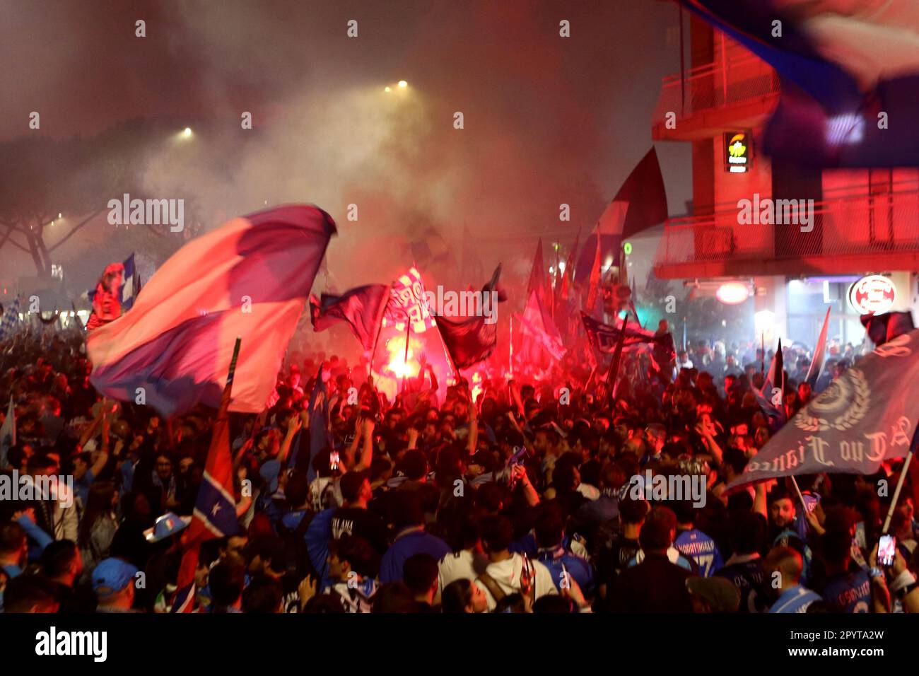 Napoli, Italia. 04th maggio, 2023. I tifosi di Napoli festeggiano la vittoria di campionato alla fine della partita tra SSC Napoli e Udinese Calcio il 4 2023 maggio a Napoli . Credit: Marco Canoniero/Alamy Live News Foto Stock