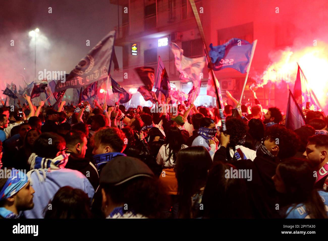 Napoli, Italia. 04th maggio, 2023. I tifosi di Napoli festeggiano la vittoria di campionato alla fine della partita tra SSC Napoli e Udinese Calcio il 4 2023 maggio a Napoli . Credit: Marco Canoniero/Alamy Live News Foto Stock
