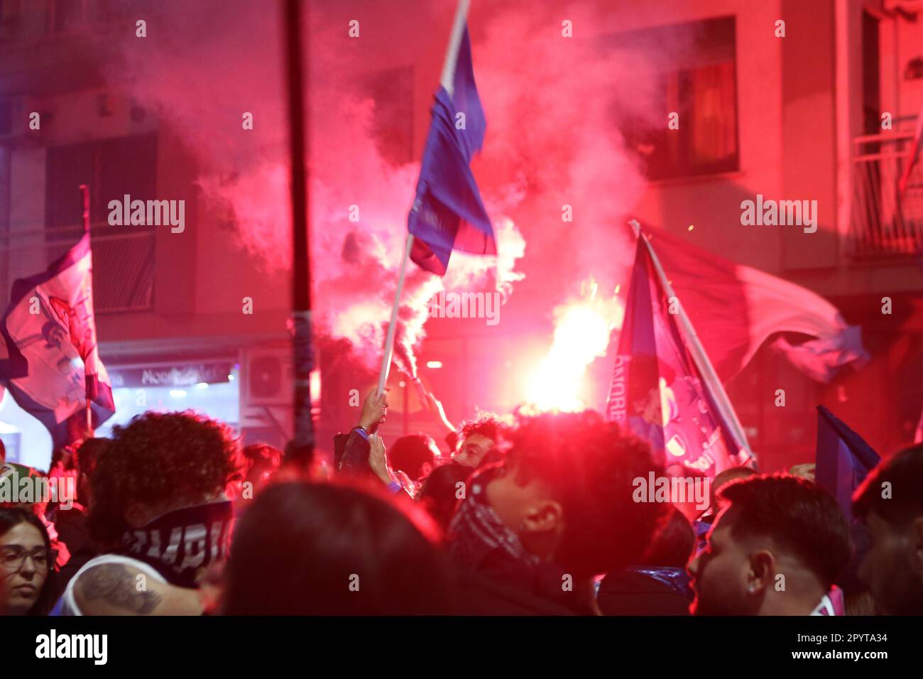 Napoli, Italia. 04th maggio, 2023. I tifosi di Napoli festeggiano la vittoria di campionato alla fine della partita tra SSC Napoli e Udinese Calcio il 4 2023 maggio a Napoli . Credit: Marco Canoniero/Alamy Live News Foto Stock