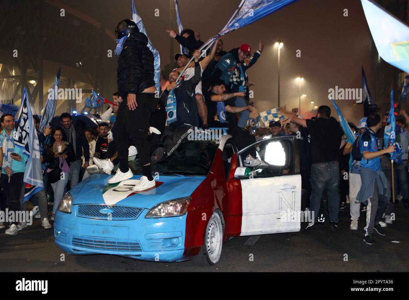 Napoli, Italia. 04th maggio, 2023. I tifosi di Napoli festeggiano la vittoria di campionato alla fine della partita tra SSC Napoli e Udinese Calcio il 4 2023 maggio a Napoli . Credit: Marco Canoniero/Alamy Live News Foto Stock
