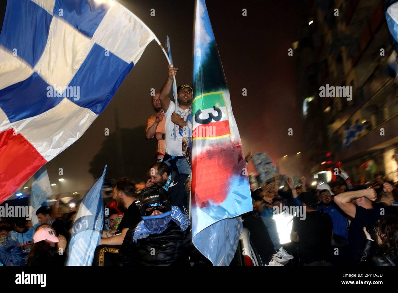 Napoli, Italia. 04th maggio, 2023. I tifosi di Napoli festeggiano la vittoria di campionato alla fine della partita tra SSC Napoli e Udinese Calcio il 4 2023 maggio a Napoli . Credit: Marco Canoniero/Alamy Live News Foto Stock