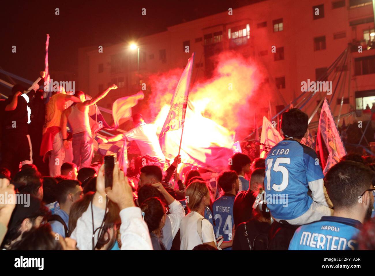 Napoli, Italia. 04th maggio, 2023. I tifosi di Napoli festeggiano la vittoria di campionato alla fine della partita tra SSC Napoli e Udinese Calcio il 4 2023 maggio a Napoli . Credit: Marco Canoniero/Alamy Live News Foto Stock