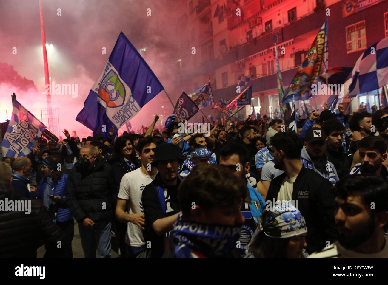 Napoli, Italia. 04th maggio, 2023. I tifosi di Napoli festeggiano la vittoria di campionato alla fine della partita tra SSC Napoli e Udinese Calcio il 4 2023 maggio a Napoli . Credit: Marco Canoniero/Alamy Live News Foto Stock