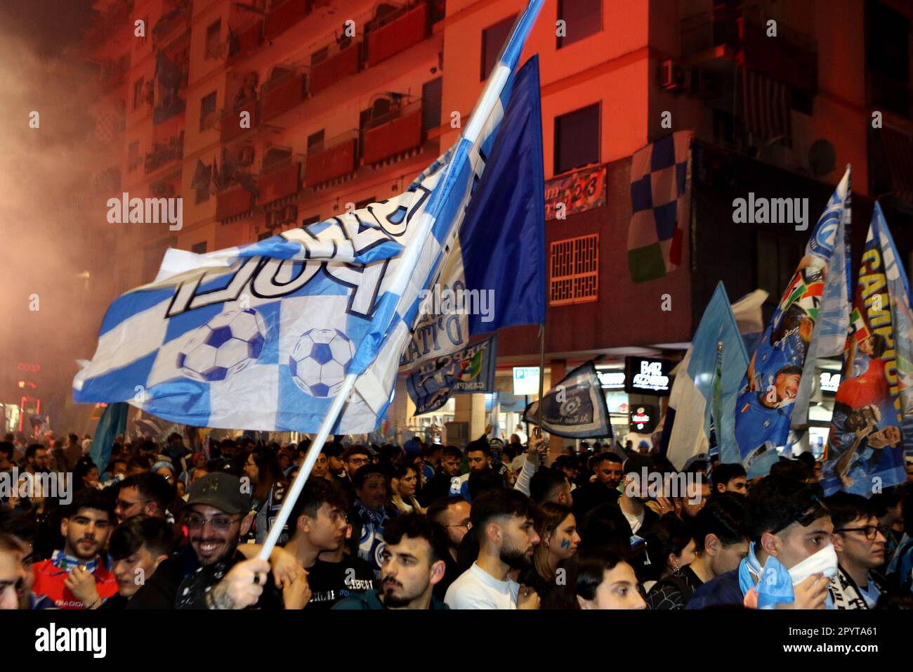 Napoli, Italia. 04th maggio, 2023. I tifosi di Napoli festeggiano la vittoria di campionato alla fine della partita tra SSC Napoli e Udinese Calcio il 4 2023 maggio a Napoli . Credit: Marco Canoniero/Alamy Live News Foto Stock