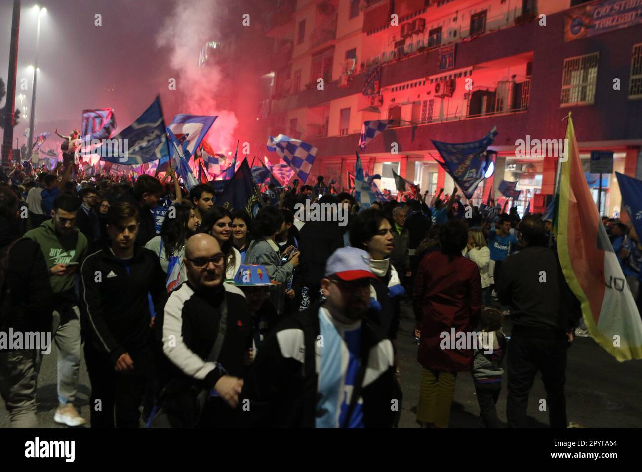 Napoli, Italia. 04th maggio, 2023. I tifosi di Napoli festeggiano la vittoria di campionato alla fine della partita tra SSC Napoli e Udinese Calcio il 4 2023 maggio a Napoli . Credit: Marco Canoniero/Alamy Live News Foto Stock