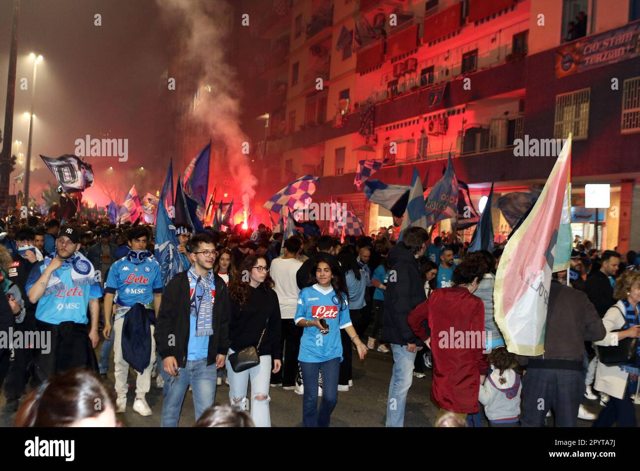Napoli, Italia. 04th maggio, 2023. I tifosi di Napoli festeggiano la vittoria di campionato alla fine della partita tra SSC Napoli e Udinese Calcio il 4 2023 maggio a Napoli . Credit: Marco Canoniero/Alamy Live News Foto Stock
