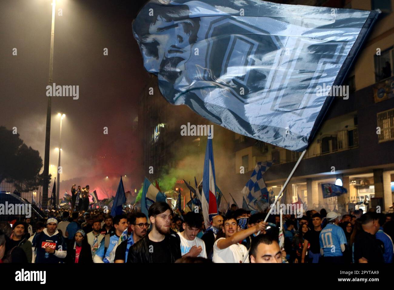 Napoli, Italia. 04th maggio, 2023. I tifosi di Napoli festeggiano la vittoria di campionato alla fine della partita tra SSC Napoli e Udinese Calcio il 4 2023 maggio a Napoli . Credit: Marco Canoniero/Alamy Live News Foto Stock