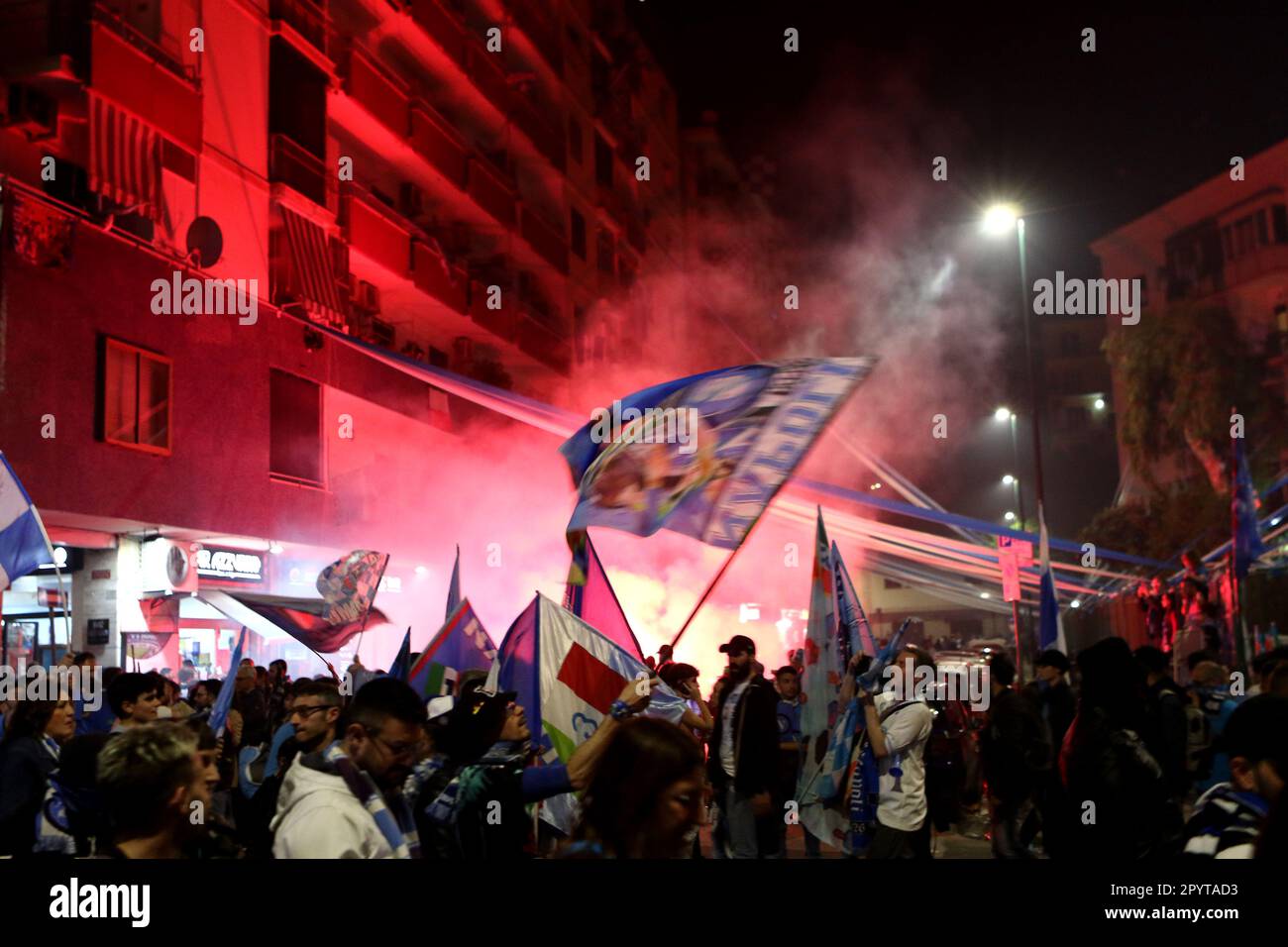 Napoli, Italia. 04th maggio, 2023. I tifosi di Napoli festeggiano la vittoria di campionato alla fine della partita tra SSC Napoli e Udinese Calcio il 4 2023 maggio a Napoli . Credit: Marco Canoniero/Alamy Live News Foto Stock