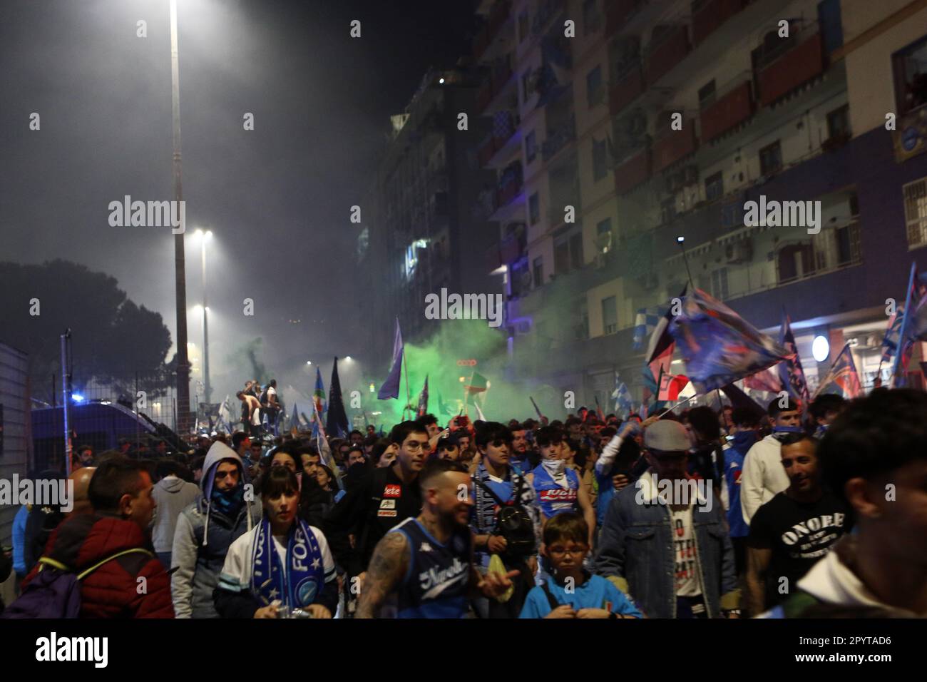 Napoli, Italia. 04th maggio, 2023. I tifosi di Napoli festeggiano la vittoria di campionato alla fine della partita tra SSC Napoli e Udinese Calcio il 4 2023 maggio a Napoli . Credit: Marco Canoniero/Alamy Live News Foto Stock