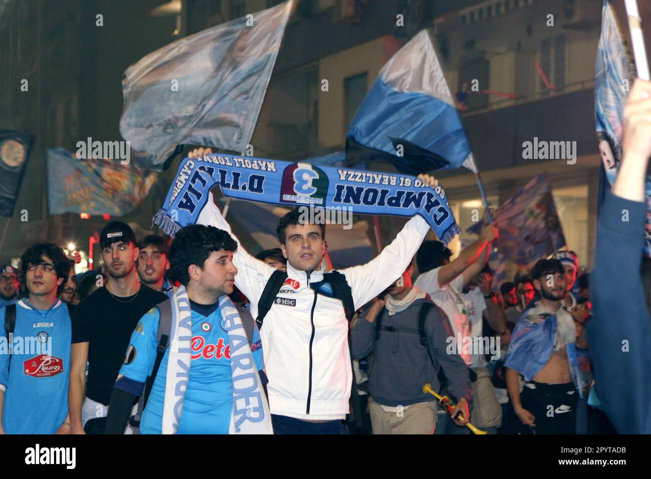 Napoli, Italia. 04th maggio, 2023. I tifosi di Napoli festeggiano la vittoria di campionato alla fine della partita tra SSC Napoli e Udinese Calcio il 4 2023 maggio a Napoli . Credit: Marco Canoniero/Alamy Live News Foto Stock