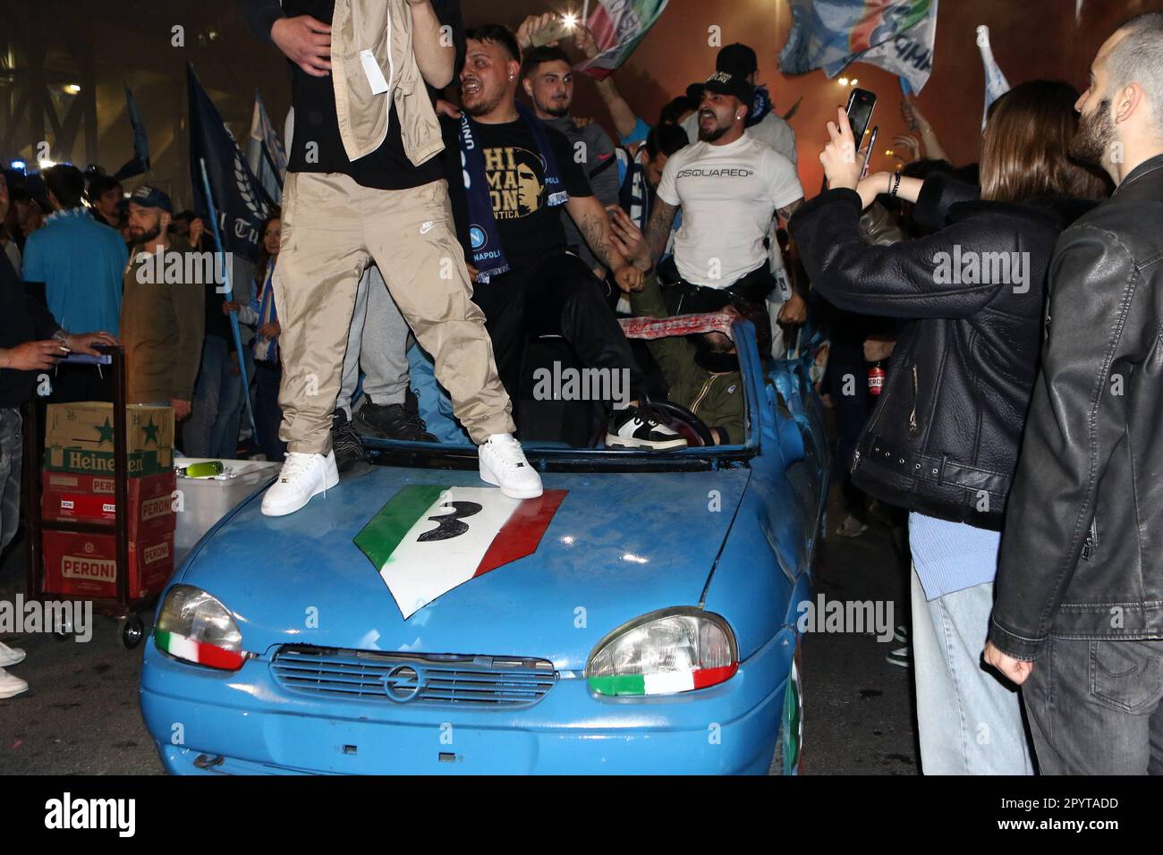 Napoli, Italia. 04th maggio, 2023. I tifosi di Napoli festeggiano la vittoria di campionato alla fine della partita tra SSC Napoli e Udinese Calcio il 4 2023 maggio a Napoli . Credit: Marco Canoniero/Alamy Live News Foto Stock