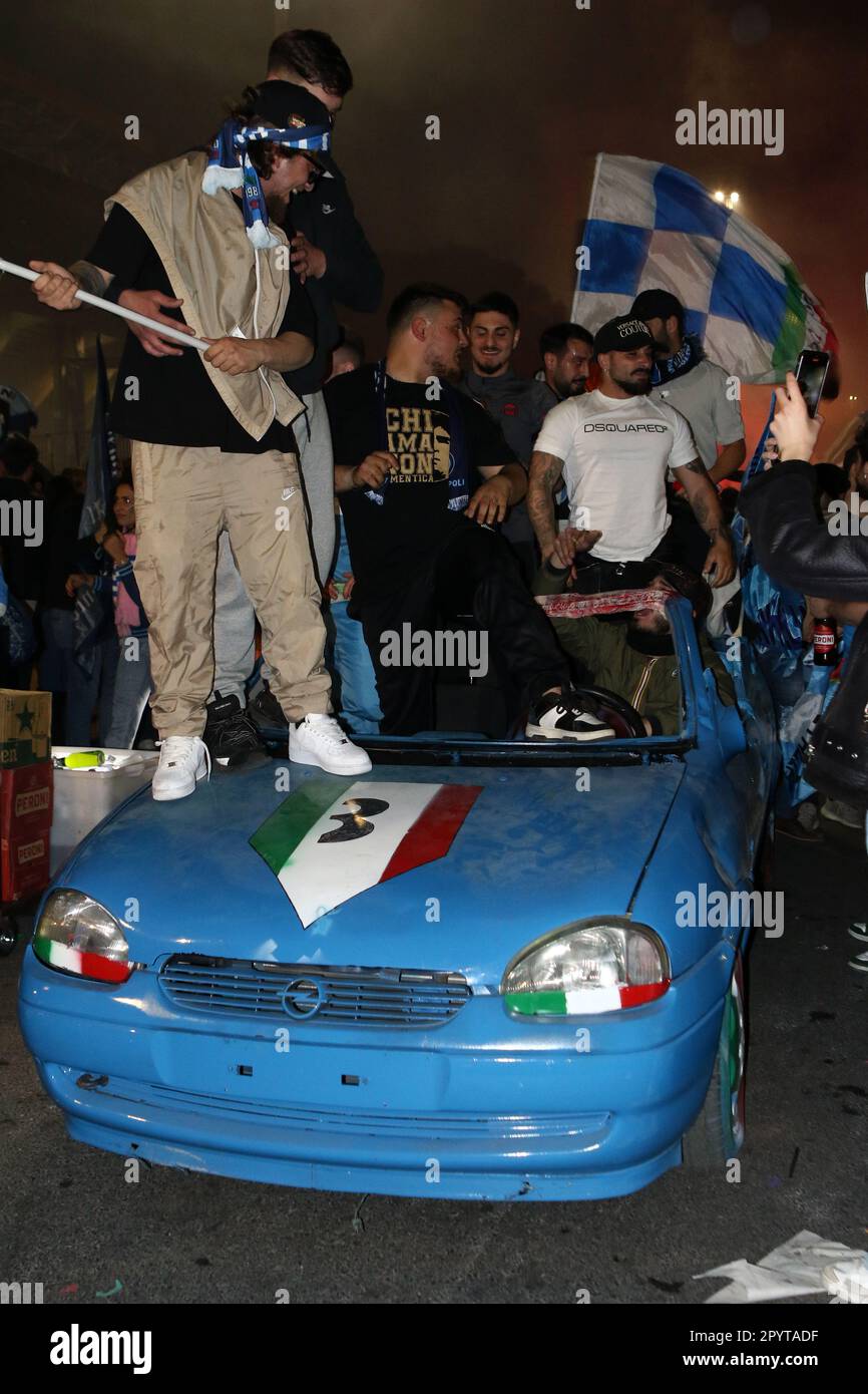Napoli, Italia. 04th maggio, 2023. I tifosi di Napoli festeggiano la vittoria di campionato alla fine della partita tra SSC Napoli e Udinese Calcio il 4 2023 maggio a Napoli . Credit: Marco Canoniero/Alamy Live News Foto Stock