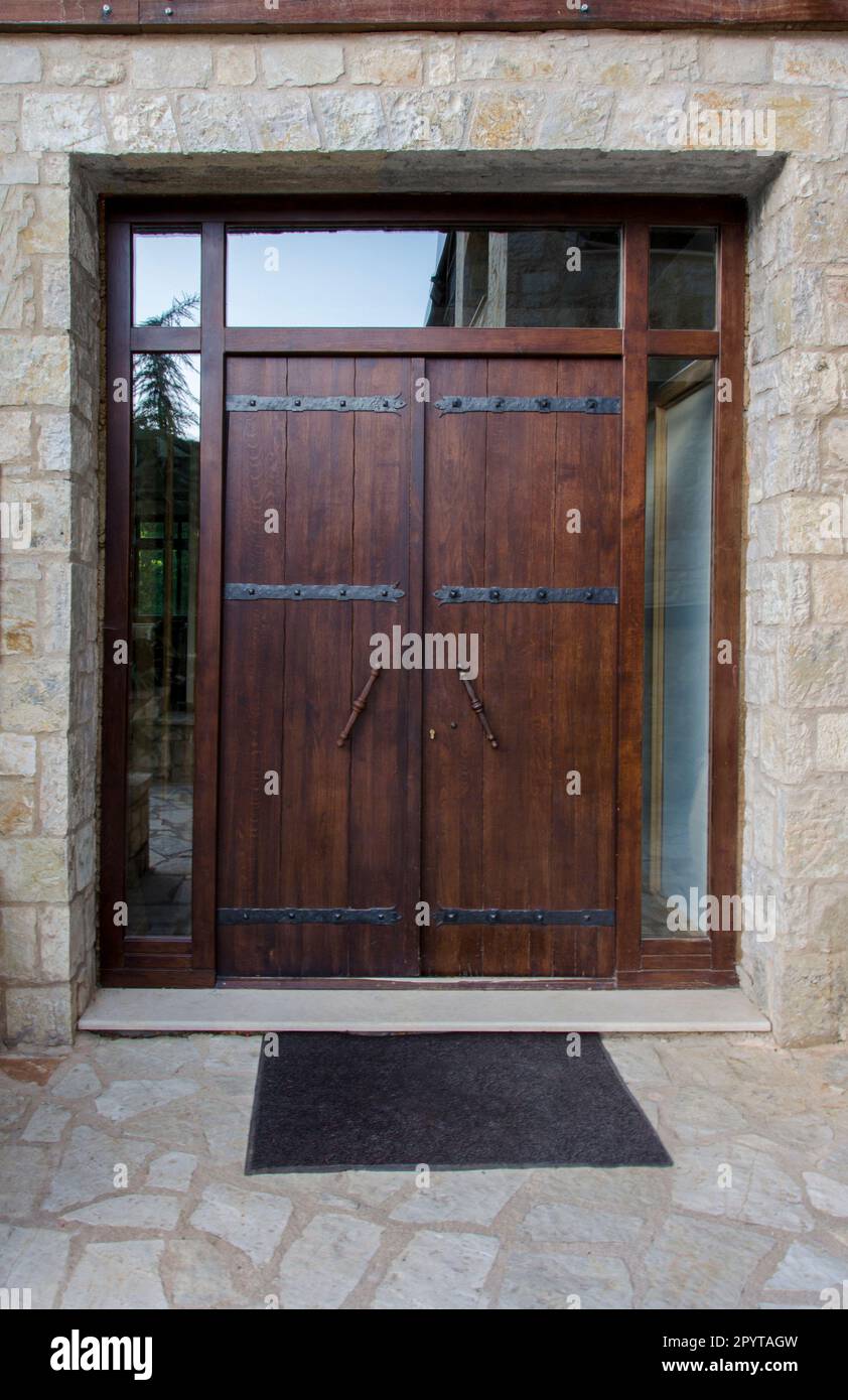 Porta esterna in legno e vetro con ingresso frontale Foto Stock