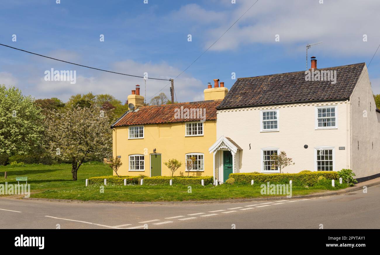 Westleton, Suffolk, Regno Unito. Cottage tradizionali e colorati villaggio a Westleton. Foto Stock