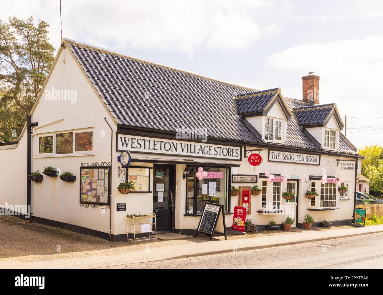 Vista su un negozio tradizionale del villaggio e su una sala da tè. Westleton Village Stores e la sala da tè Snug. Suffolk, Regno Unito Foto Stock