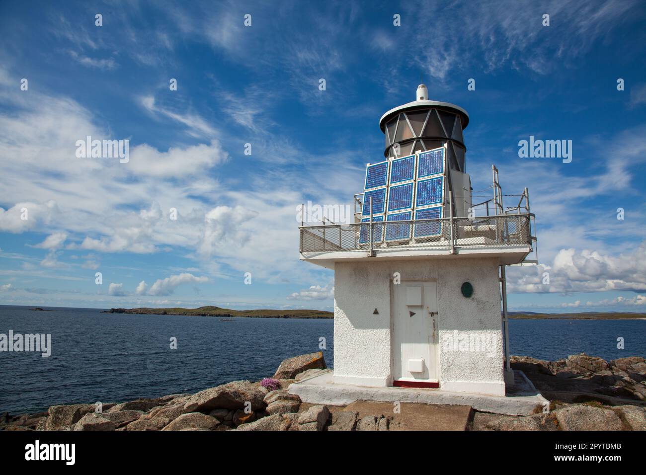 La torre e i pannelli solari del faro automatico Fugla Ness 1893 di David A Stevenson. Vicino a Hamnavoe sulle Shetland, Regno Unito. Torre ricostruita nel 1936 Foto Stock