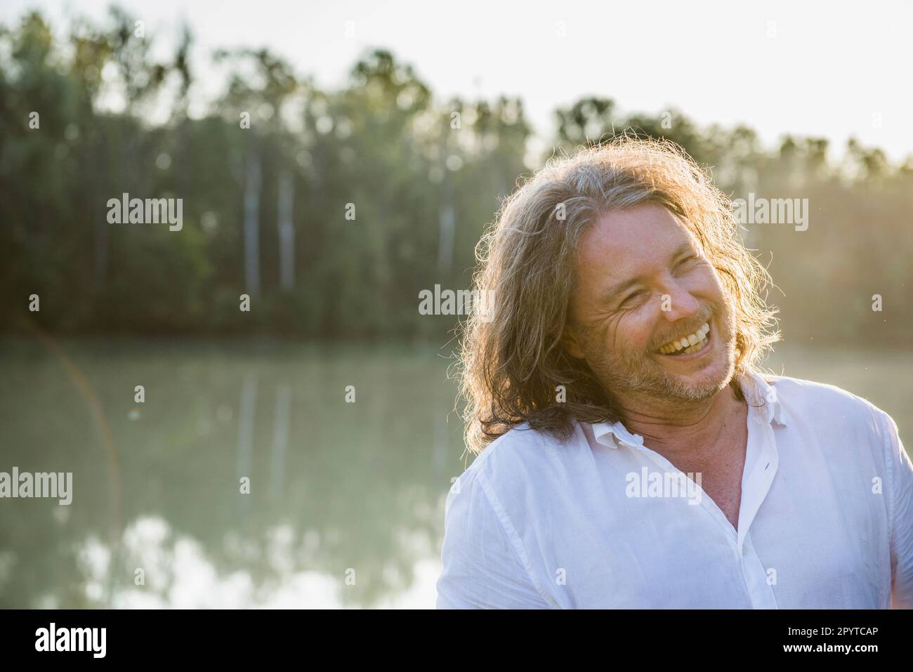 Uomo allegro ridendo di fiume, Baviera, Germania Foto Stock