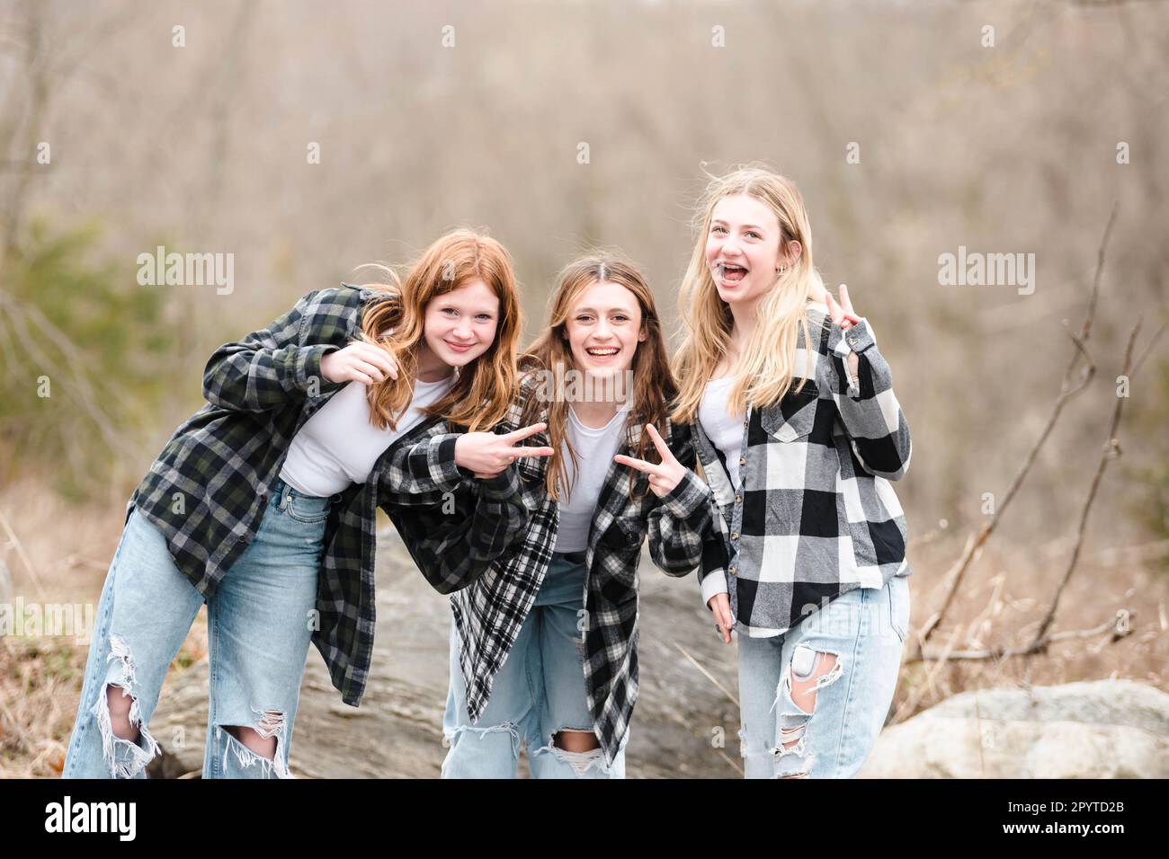 Tre ragazze teen belle che hanno divertimento all'aperto. Foto Stock